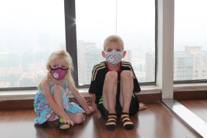 Wenn wir aus dem Fenster schauen, können wir direkt sehen, ob die Luft gut oder schlecht ist.